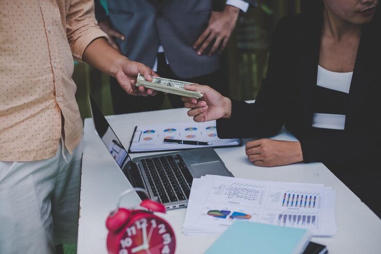 imgi_18_midsection-woman-holding-paper-with-text-table_1048944-4458102